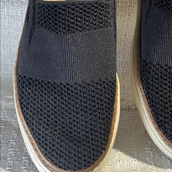 UGG woman’s Black Slip-On Shoes size 7 1/2 - Picture 11 of 12